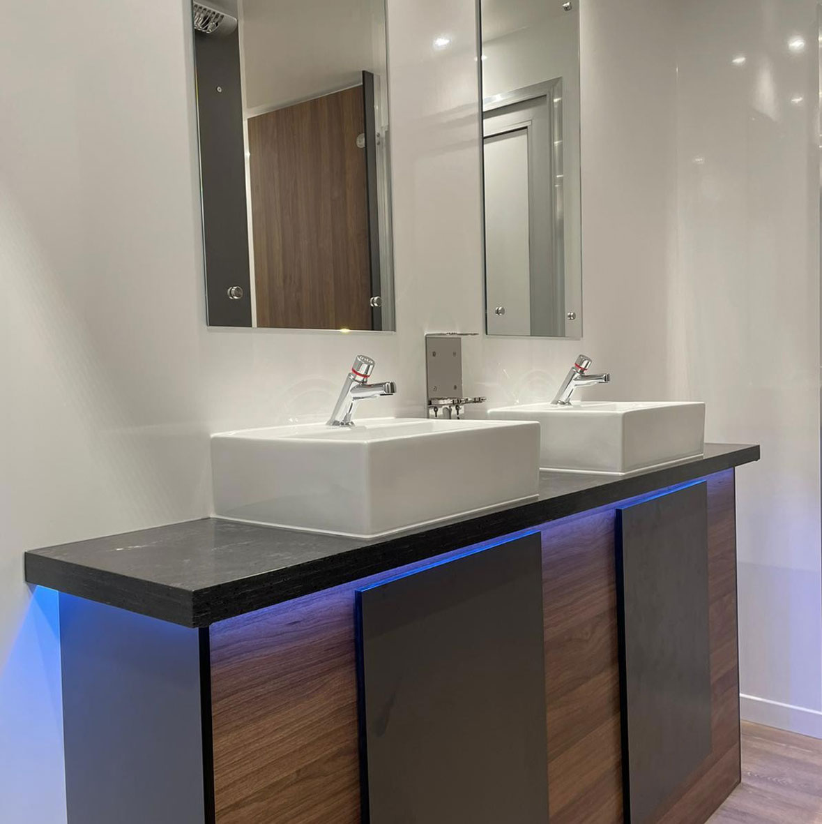 Mobile Thrones Supplying Luxury Mobile Toilet and Shower Hire