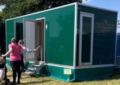 Luxury 4+2 Green mobile toilet unit
